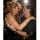 Pepu Hernández saluda a su esposa a su llegada a Madrid