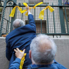 Miembros de los grupos contrarios a la independencia retiran lazos amarillos. ENRIC FONTCUBERTA