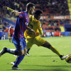 Hinestroza, derecha, lucha con el defensa del Levante Iván López.