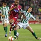 Joaquín observa un lance del duelo andaluz entre su compañero Arzú y el sevillista Kanouté