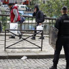 Unos gendarmes patrullan en un calle del centro de París. /