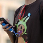 Un jugador de Pokemon Go con una camiseta del juego.
