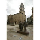 Escultura que representa el hallazgo de la imagen de la Virgen, en la plaza de La Encina