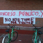 Pancarta de la plataforma vecinal reclamando un concejo sobre los terrenos de Viproelco.