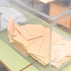 Papeletas en las urnas, en las elecciones municipales de 2011. L. DE LA MATA