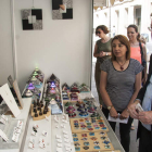 Silván conversa con uno de los artesanos durante la inauguración de la feria ayer. F. OTERO PERANDONES