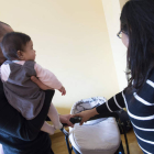 María y Carlos, con su hija de cuatro meses, son uno de los 32.000 hogares sin recursos.