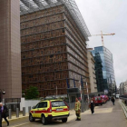 Equipos sanitarios acuden al Edificio Europa de Bruselas.