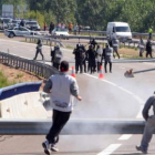 El piquete atraviesa guardarraíles en la A-6 en Villamartín de la Abadía, antes de echar a correr.