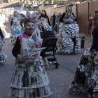 El grupo ganador hizo trajes de época con hojas del Diario de León. CAMPOS