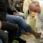 El Papa Francisco lava los pies a los reclusos de la cárcel de menores de Casal de Marmo.