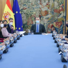 Felipe VI preside la Reunión del Consejo de Seguridad Nacional en el Palacio de la Zarzuela ayer, con el Gobierno. JOSÉ JIMÉNEZ