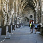 Dos turistas durante su visita al claustro de la Catedral.