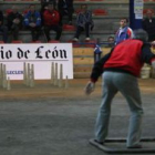 El tricampeón recibe su trofeo de manos del presidente de la Delegación Leonesa de Bolos
