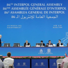 Delegados de los países miembros atienden durante la Asamblea General de Interpol, en Pekín, el 27 de septiembre