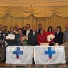Las personas que obtuvieron las medallas junto a Sen y los responsables de la Hermandad.