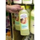 Un operario retira de un stand de un supermercado el jabón infantil