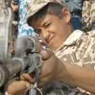 Un joven iraquí hace prácticas militares con su fusil kalhasnikov a las afueras de Bagdad
