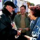 La ministra Ana Palacio compra el cupón de la ONCE
