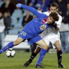Pedro León, izquierda, protege el balón ante Navarro.