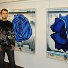 Nadir, junto a algunos de sus inconfundibles cuadros.