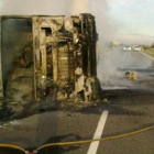 Los bomberos de León tuvieron que intervenir tras el accidente en la autovía de Burgos.