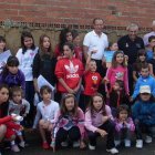 Foto de familia con los niños participantes, el alcalde, el concejal de Cultura y Ramón Villa.