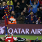 Neymar, junto al defensa del Athletic de Bilbao Eneko Bóveda, en una imagen de archivo. alejandro garcía