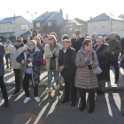 Los vecinos se congregaron frente al consultorio para celebrar su apertura. L. DE LA MATA