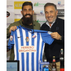 Carlos Bravo junto al presidente de la SD Ponferradina, José Fernández ‘Silvano’. L. DE LA MATA
