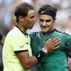 Rafael Nadal y Roger Federer se saludan tras el partido.