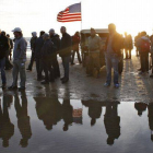 Veteranos y vecinos recuerdan el desembarco de Normandía, este viernes en la playa de Omaha.