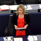 La liberal holandesa Jeanine Hennis-Plasschaert pronuncia un discurso durante la sesión.