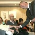 El ministro Jesús Caldera saluda a una pensionista en un acto celebrado en Murcia