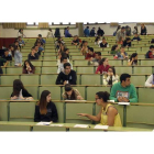 Algunos de los estudiantes minutos antes de comenzar el primer examen de la selectividad en la Facultad de Derecho.