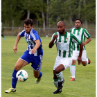 Robusté y el ex deportivista Wences pelean por un balón en un partido de claro color visitante.