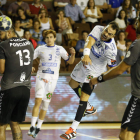 El lateral asturiano Costoya, con ocho dianas, fue ayer el brazo ejecutor del equipo leonés y una pesadilla para la defensa manchega. FERNANDO OTERO