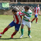 Esaú, a la derecha, trata de cortar el avance de un jugador rojiblanco