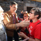 A Pedro Sánchez lo recibieron con entusiasmo en el Museo Arqueológico de Cacabelos. L. DE LA MATA