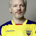 Julian Assange publica en Twitter su foto con la camiseta de la selección de Ecuador.