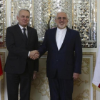 Zarif (derecha) estrecha la mano de su homólogo francés, Jean-Marc Ayrault, antes de su encuentro en Teherán, este martes.