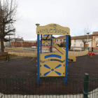 Imagen de la zona infantil de la plaza Mayor de Villamandos. MARCIANO PÉREZ