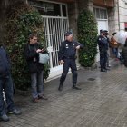 Entrada del edificio donde se encuentra la vivienda del expresidente de la Generalitat. ALEJANDRO GARCÍA