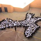 Los alumnos del San Ignacio representaron en el patio una paloma, símbolo de la paz.