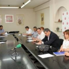 Representantes de UGT y la junta directiva del CEL se reunieron ayer en la sede del sindicato