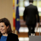 Soraya Sáenz de Santamaría, en primer plano, y Mariano Rajoy, al fondo de espaldas, durante el último Consejo de Ministros.