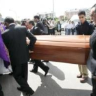 El alcalde, centro, y su esposa, acudieron al funeral