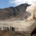 Un grupo de mineros se enfrenta a la policía en el yacimiento de estaño
