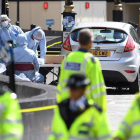 Oficiales forenses examinan el coche que chocó contra las barreras del Parlamento británico. ANDY RAIN