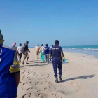 Labores de rescate tras el naufragio de dos embarcaciones de inmigrantes frente a las costas de Yibuti.